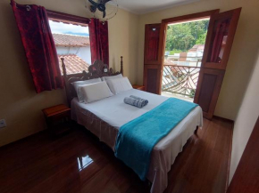 Casa com piscina em condomínio